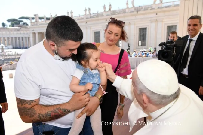 Il Papa e una famiglia |  | Vatican Media / ACI group