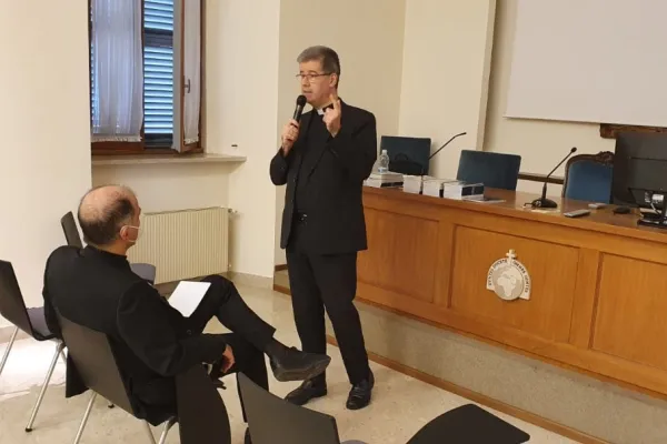 Monsignor Philippe Curbelié durante un incontro alle Pontificie Opere Missionarie / ppomm.va