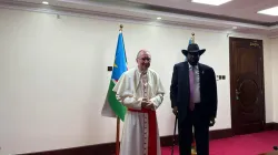 Il Cardinale Pietro Parolin con il presidente sud sudanese Salva Kiier / Vatican Media / Cernuzio