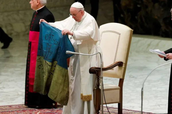 Papa Francesco con la bandiera ucraina proveniente dalla città martire di Bucha
 / Vatican Media 