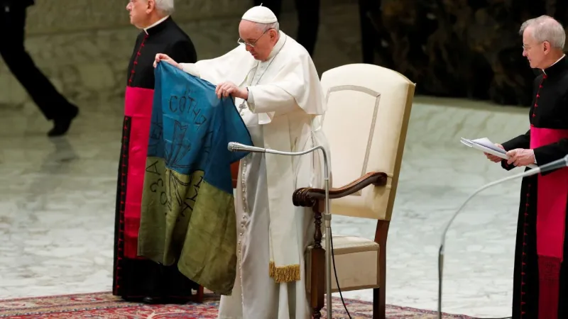 Papa Francesco | Papa Francesco con la bandiera ucraina proveniente dalla città martire di Bucha
 | Vatican Media 