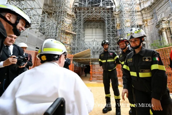 Il Papa con il caschetto nel Duomo a L'Aquila |  | Vatican Media /ACI Group