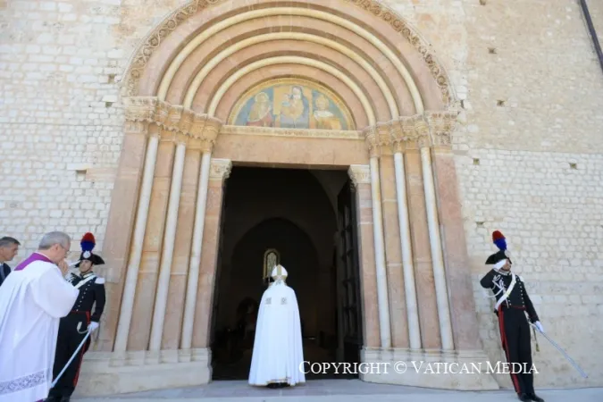 Il Papa apre la Porta Santa a Collemaggio |  | Vatican Media / ACI Group