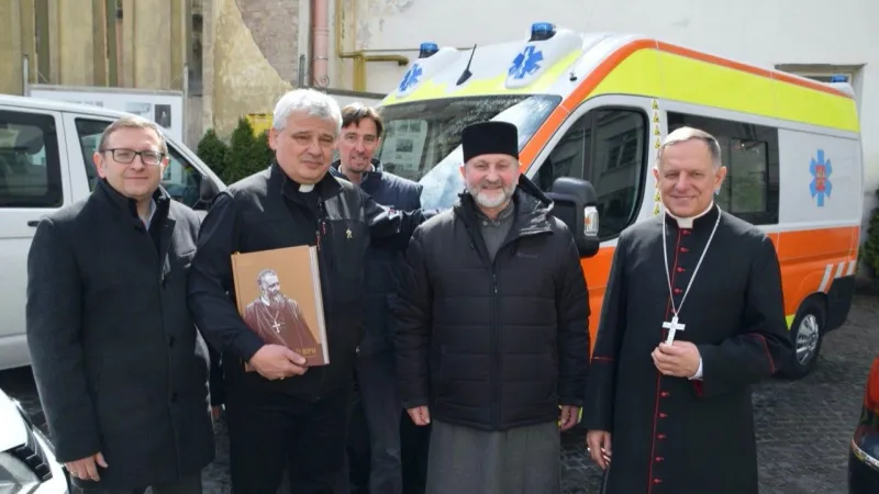 Cardinale Krajewski, Ucraina | Il Cardinale Krajewski durante una delle sue spedizioni in Ucraina | Vatican News