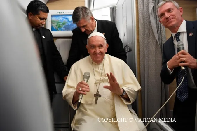 Papa Francesco, viaggio | Papa Francesco durante un viaggio | Vatican Media / ACI Group