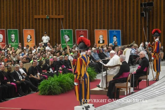 Il Papa con i catechisti riuniti oggi |  | Vatican Media / ACI Group