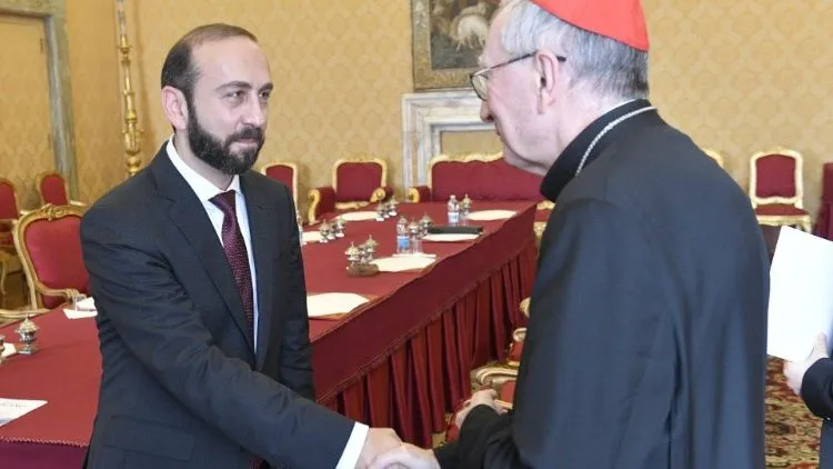 Parolin, Mirzoyan | Il cardinale Pietro Parolin con il ministro degli Esteri armeno Ararat Mirzoyan | Vatican Media