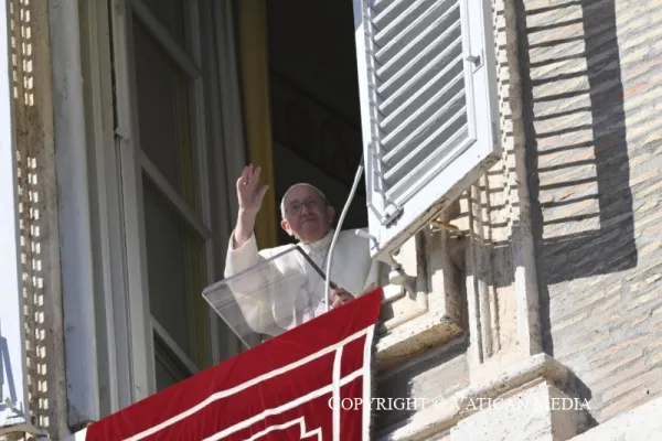 Papa Francesco saluta al termine di un Angelus / Vatican Media