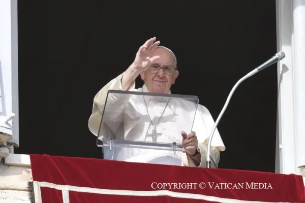 Papa Francesco dalla finestra del suo studio nel Palazzo Apostolico al termine di un Angelus / Vatican media / ACI Group