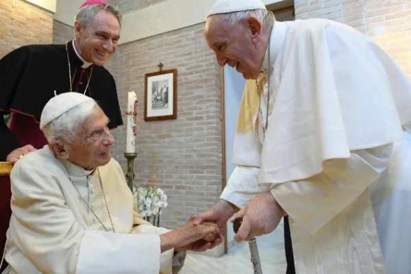 Benedetto XVI e Papa Francesco in una delle visite al Mater Ecclesiae in occasione dei Concistori / Vatican Media 