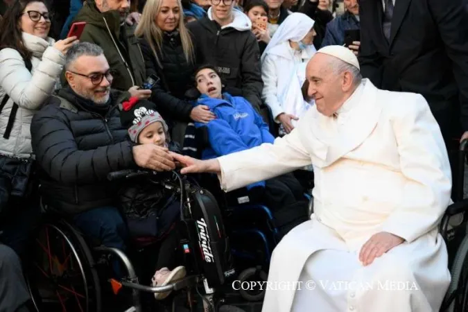 Il Papa e un malato |  | Vatican Media / ACI Group