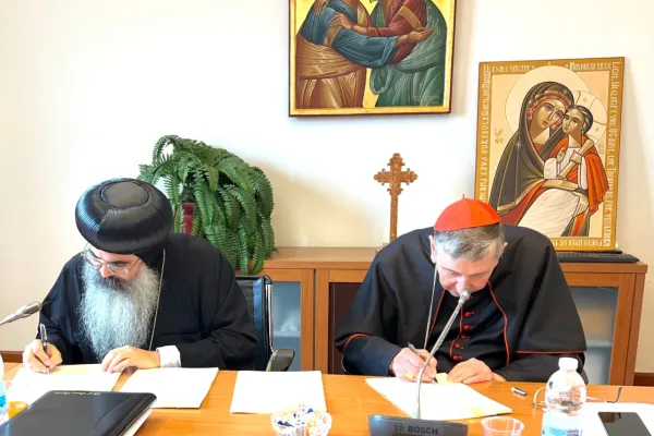 La firma del documento "I sacramenti nella vita della Chiesa" da parte del Cardinale Kurt Koch, presidente del Dicastero per la Promozione dell'Unità dei Cristiani, e il Vescovo copto ortodosso Kyrillos di Los Angeles / PCPUC