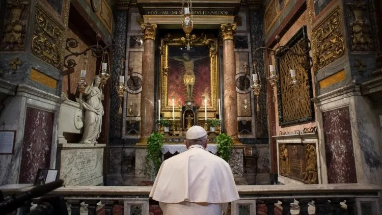 Papa Francesco davanti al Crocefisso miracoloso all'inizio della pandemia di Covid |  | Vatican Media