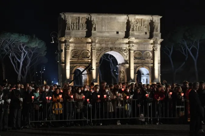 Una Via Crucis al Colosseo |  | Vatican Media / ACI Group