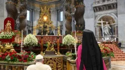 Papa Francesco e Job di Pisidia in preghiera davanti la tomba di Pietro, Basilica di San Pietro, 29 giugno 2023 / Vatican Media / ACI Group