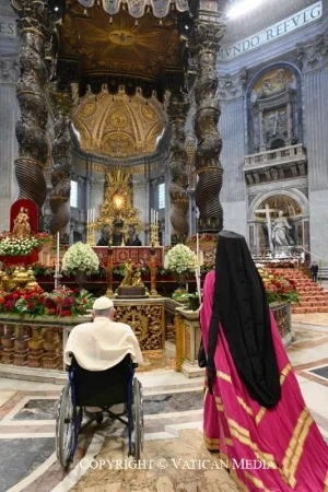 Papa Francesco e Job di Pisidia | Papa Francesco e Job di Pisidia in preghiera davanti la tomba di Pietro, Basilica di San Pietro, 29 giugno 2023 | Vatican Media / ACI Group