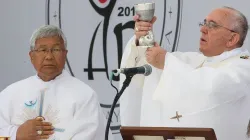 Papa Francesco e il cardinale coreano You durante una celebrazione / Vatican Media