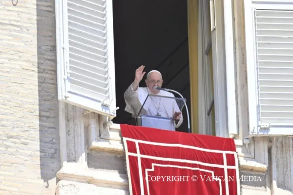 Papa Francesco dalla finestra dello studio del Palazzo Apostolico per un Angelus / Vatican Media / ACI Group