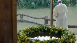 Papa Francesco davanti il fiume Giordano nel 2014 / Vatican Media