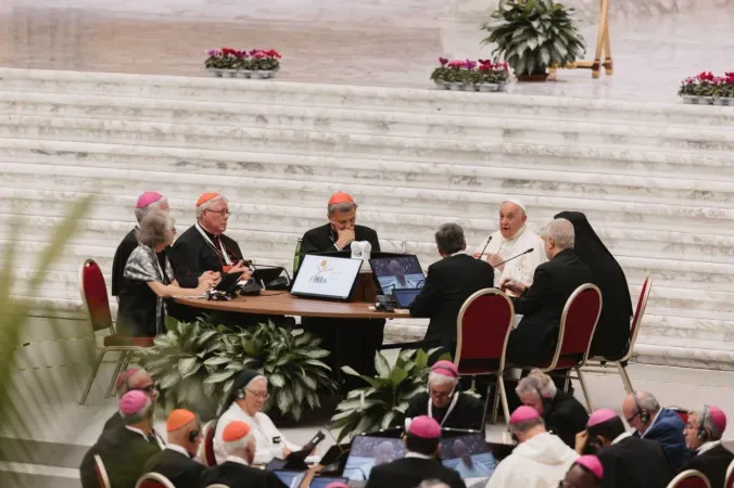 Papa Francesco al tavolo centrale del Sinodo 2023