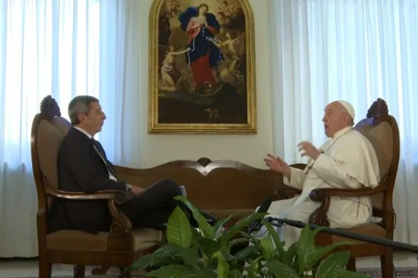 Papa Francesco e il direttore del Tg1 Gianmarco Chiocci durante l'intervista andata in onda l'1 novembre 2023 / Vatican Media