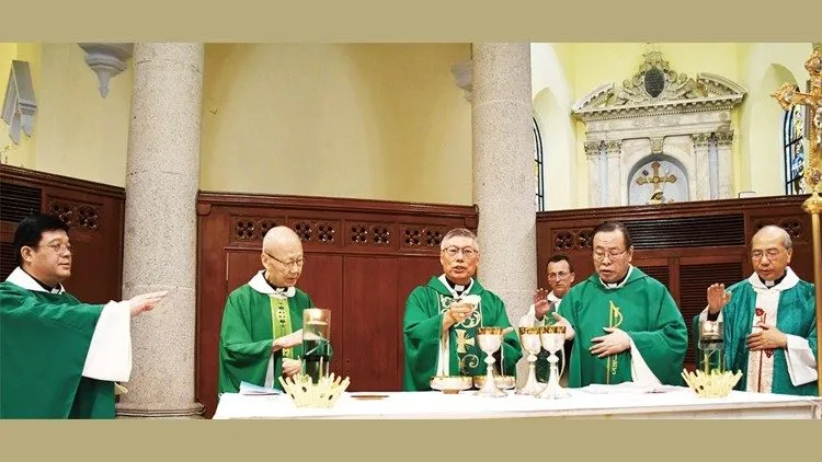 Hong Kong | La messa concelebrata a Hong Kong dal Cardinale Chow e l'arcivescovo Li Shan | Vatican News