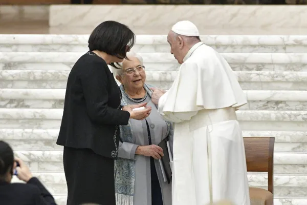 Papa Francesco con la presidente del Movimento dei Focolari Margaret Karram e la presidente emerita Maria Voce / Vatican Media