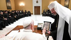 L'arcivescovo maggiore Sviatoslav Shevchuk, padre e capo della Chiesa Greco Cattolica Ucraina, con Papa Francesco insieme al Sinodo della sua Chiesa / Vatican Media