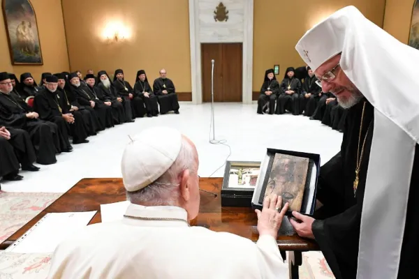 L'arcivescovo maggiore Sviatoslav Shevchuk, padre e capo della Chiesa Greco Cattolica Ucraina, con Papa Francesco insieme al Sinodo della sua Chiesa / Vatican Media