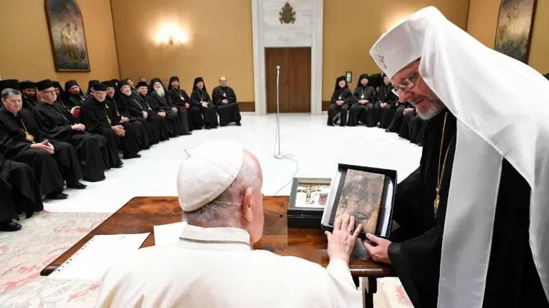 Papa Francesco, Shevchuk | L'arcivescovo maggiore Sviatoslav Shevchuk, padre e capo della Chiesa Greco Cattolica Ucraina, con Papa Francesco insieme al Sinodo della sua Chiesa | Vatican Media