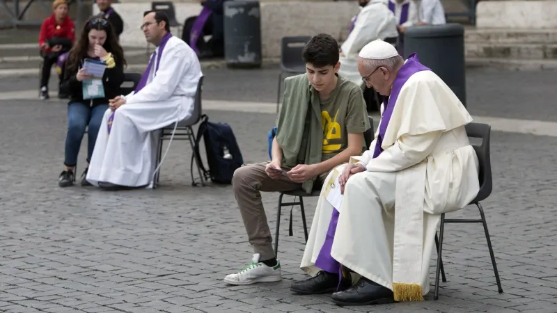 Papa Francesco confessa in Piazza San Pietro in occasione del Giubileo dei Ragazzi (23 aprile 2016) |  | Vatican Media