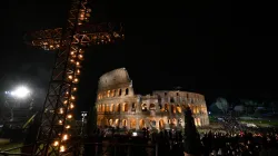 Una via Crucis al Colosseo / Vatican Media