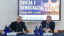 Il vescovo Mario Toso con il Cardinale Matteo Zuppi / Vatican Media