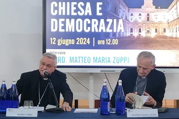 Il vescovo Mario Toso con il Cardinale Matteo Zuppi / Vatican Media