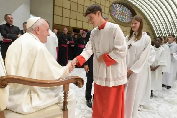 Papa Francesco con alcuni ministranti / Vatican Media