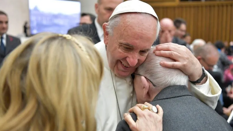 Papa Francesco con gli anziani |  | Vatican Media