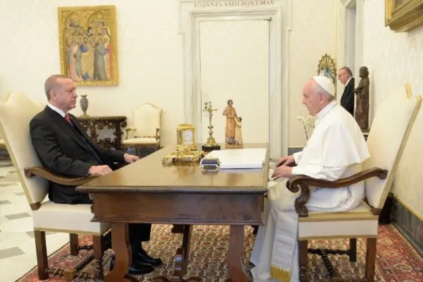 Erdogan e Papa Francesco durante la visita del presidente turco in Vaticano del 2018 / Vatican Media