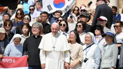 Papa Francesco con un gruppo di coreani / Vatican Media