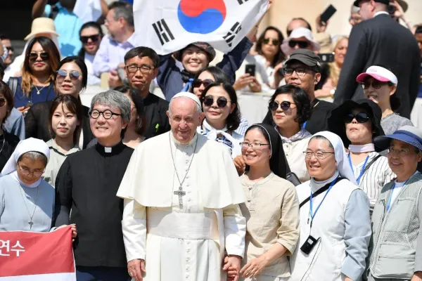 Papa Francesco con un gruppo di coreani / Vatican Media