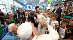 Papa Francesco incontra una famiglia nel Luna Park di Ostia Lido / Credit Vatican Media