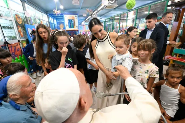 Papa Francesco incontra una famiglia nel Luna Park di Ostia Lido / Credit Vatican Media