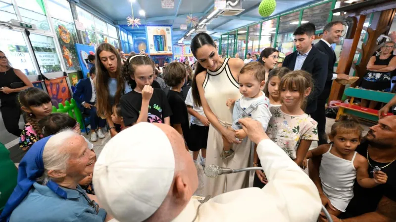 Papa Francesco incontra una famiglia nel Luna Park di Ostia Lido | Papa Francesco incontra una famiglia nel Luna Park di Ostia Lido | Credit Vatican Media