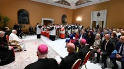 Papa Francesco assieme alla delegazione di pellegrini / Credit Vatican Media