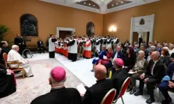 Papa Francesco assieme alla delegazione di pellegrini / Credit Vatican Media