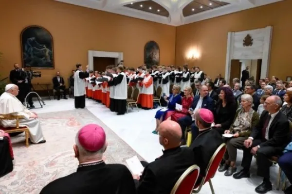 Papa Francesco assieme alla delegazione di pellegrini / Credit Vatican Media