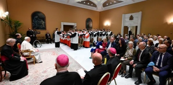 Papa Francesco assieme alla delegazione di pellegrini | Papa Francesco assieme alla delegazione di pellegrini | Credit Vatican Media