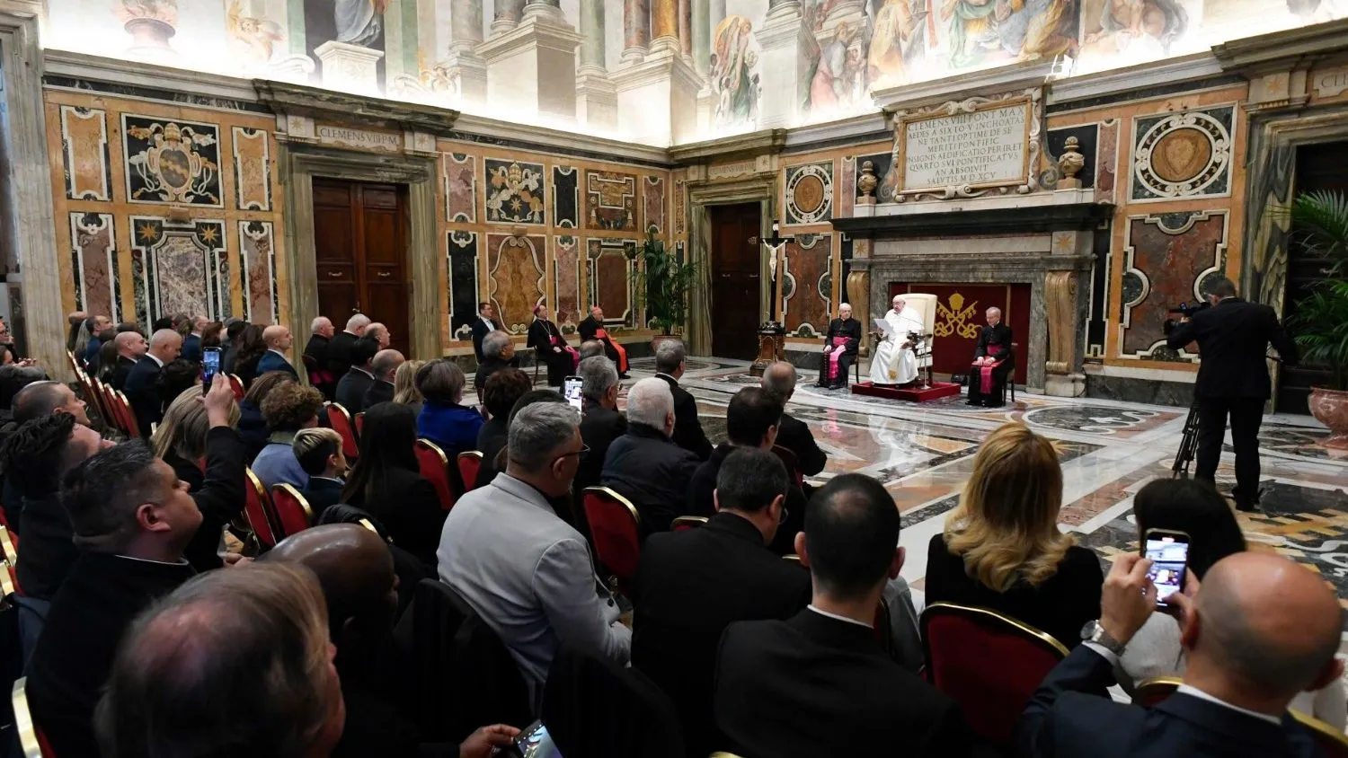 Papa Francesco e partecipanti al Corso di Formazione promosso dal Tribunale della Rota Romana