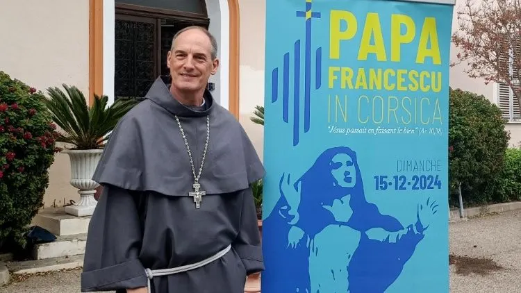 Papa Francesco in Corsica | Il cardinale Bustillo con il logo del viaggio di Papa Francesco in Corsica | Vatican News