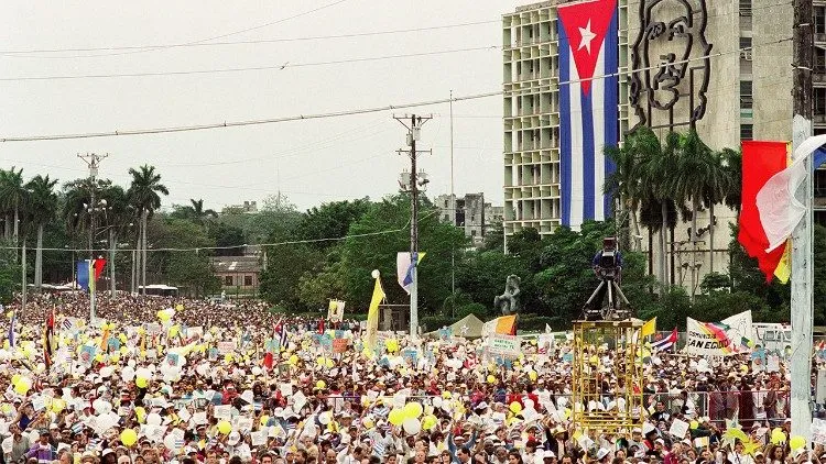 Giovanni Paolo II a Cuba | Folla durante la visita di Giovanni Paolo II a Cuba nel 1998 | Vatican Media