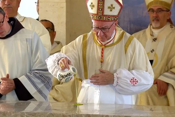 Il cardinale Parolin consacra l'altare della nuova chiesa del Battesimo di Gesù, al Maghtas, Giordania, 10 gennaio 2025 / Vatican Media